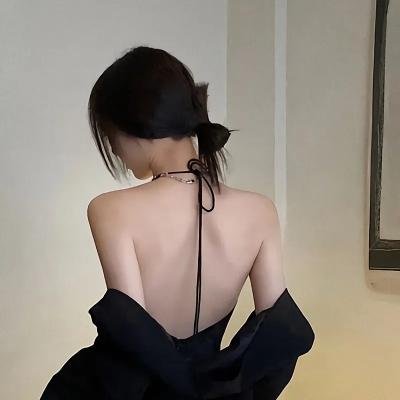 一个唱歌，另一个不唱歌